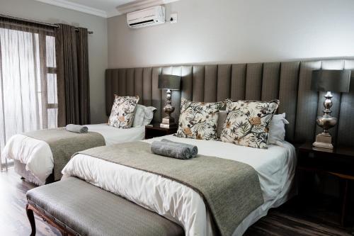 1 queen bed, 1 twin bed