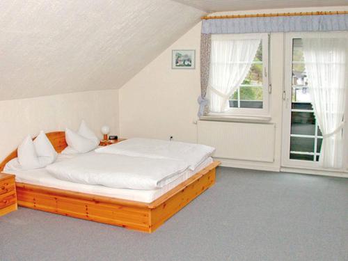 1 queen bed, 1 twin bed