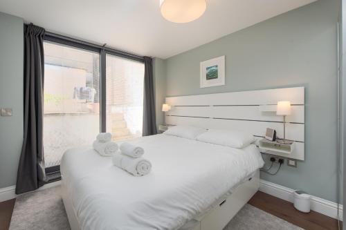 Picture of Attractive Apartment With Private Patio In Fashionable Fulham By Underthedoormat