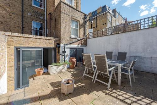 Picture of Attractive Apartment With Private Patio In Fashionable Fulham By Underthedoormat