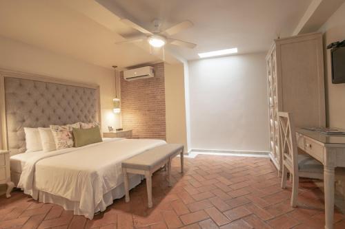 Room in Guest room - Cc2-3 Double Room In Getsemani With Breakfast And Pool