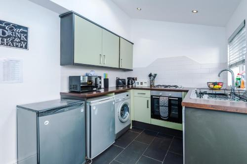 Lovely 2-bed house in Chester by 53 Degrees Property, Ideal for Couples & Small Groups, Amazing Location - Sleeps 4