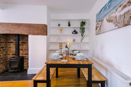 Lovely 2-bed house in Chester by 53 Degrees Property, Ideal for Couples & Small Groups, Amazing Location - Sleeps 4