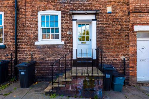 Lovely 2-bed house in Chester by 53 Degrees Property, Ideal for Couples & Small Groups, Amazing Location - Sleeps 4