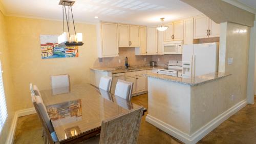 Plaza 2700 Luxury Beach Suites