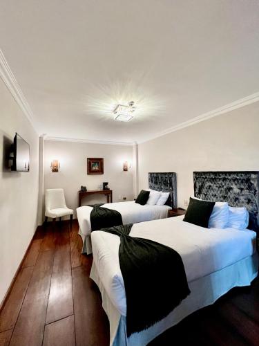 Deluxe Twin Room image 8