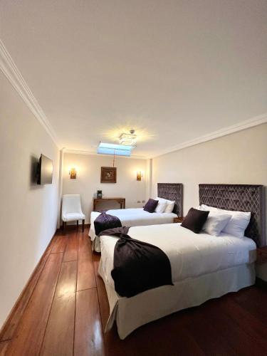 Deluxe Twin Room image 6