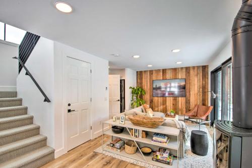 Modern Riverfront Home 6 Mi to Big Sky Town! in Gallatin Gateway, USA