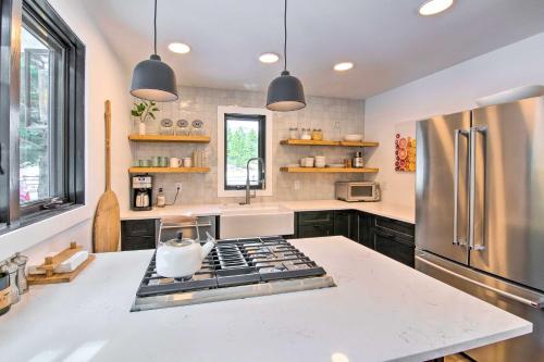 Modern Riverfront Home 6 Mi to Big Sky Town! in Gallatin Gateway, USA