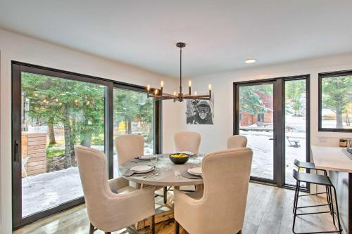 Modern Riverfront Home 6 Mi to Big Sky Town! in Gallatin Gateway, USA