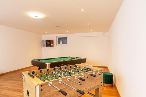 2 bedrooms, 5 beds