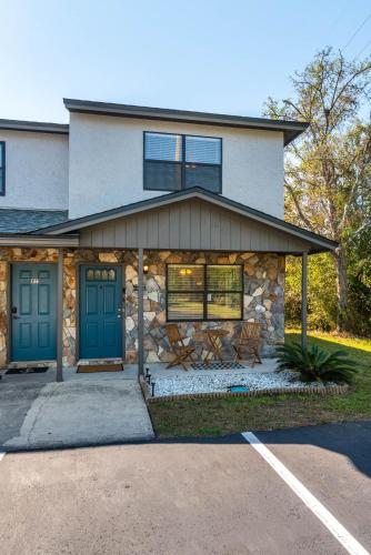 Cheerful Townhouse w/ 2 Ensuite Bedrooms and Yard