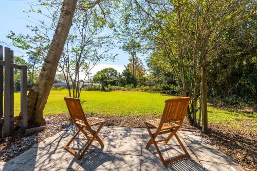 Cheerful Townhouse w/ 2 Ensuite Bedrooms and Yard