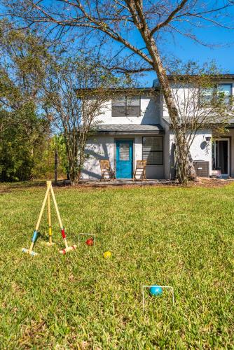 Cheerful Townhouse w/ 2 Ensuite Bedrooms and Yard