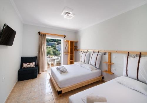 1 double bed, 1 twin bed