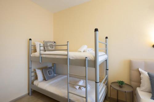 Aurora Beach Hotel - image 2