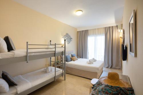 Aurora Beach Hotel - image 3