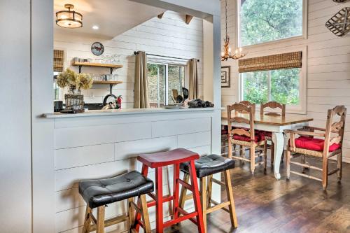 Lovely Lake Arrowhead Cabin with Furnished Deck in Lake Arrowhead, USA