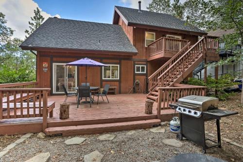 Lovely Lake Arrowhead Cabin with Furnished Deck in Lake Arrowhead, USA