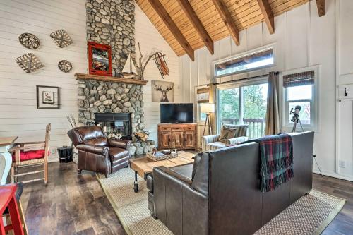 Lovely Lake Arrowhead Cabin with Furnished Deck in Lake Arrowhead, USA