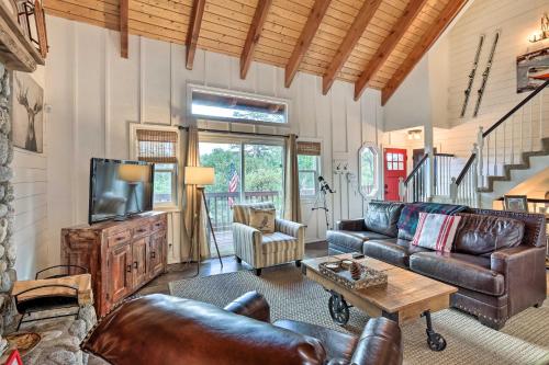 Lovely Lake Arrowhead Cabin with Furnished Deck in Lake Arrowhead, USA