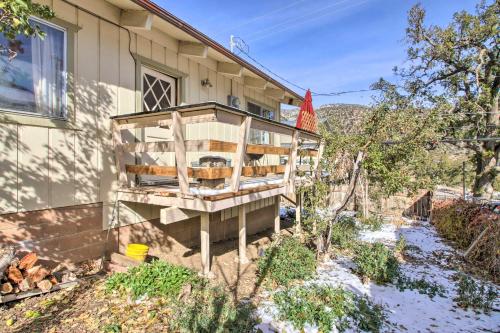 Cozy Cabin with Deck - Near Frazier Mtn Park in Lebec (CA)