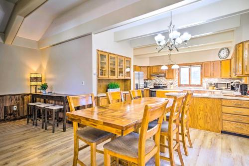 Beautiful Home with Hot Tub on Lake Wissota in Chippewa Falls, USA