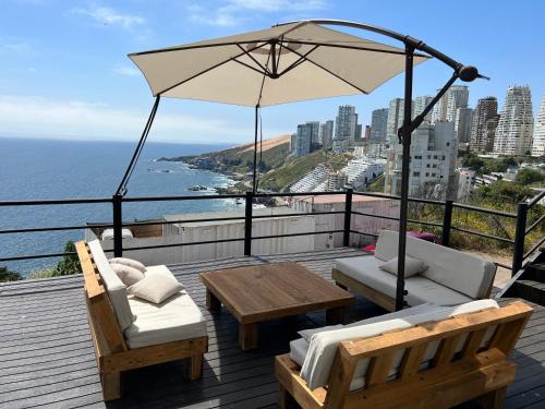 Linda casa con terraza y vista al mar