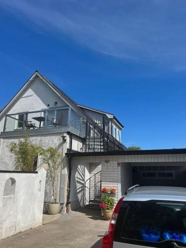 Rymlig och modern lägenhet i villa. Perfekt för familjer. Med parkering. - Riseberga