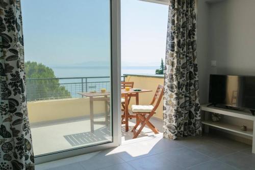 Beautiful seaside studio with amazing view, Афины (фото 5)