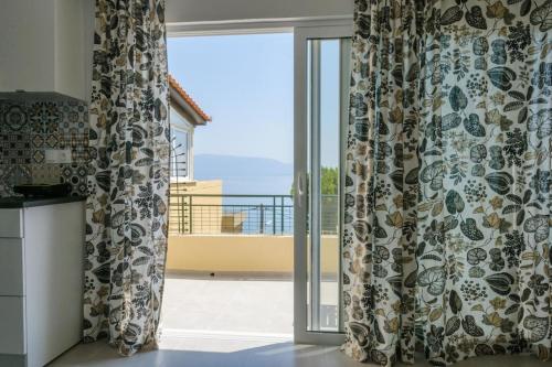Beautiful seaside studio with amazing view, Афины (фото 6)