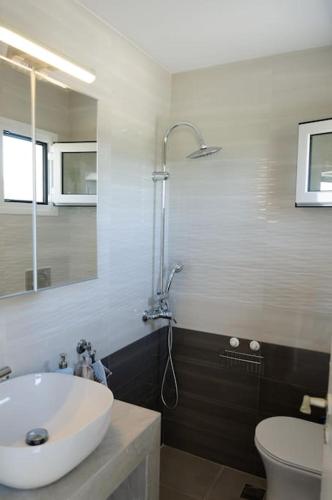Beautiful seaside studio with amazing view, Афины (фото 8)