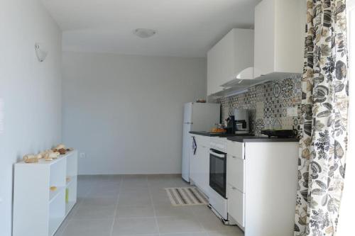 Beautiful seaside studio with amazing view, Афины (фото 9)