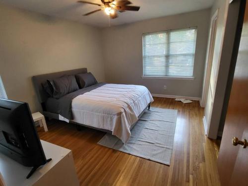 Simple 3 bedroom U of Memphis area home in Memphis, USA