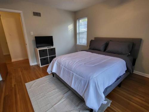 Simple 3 bedroom U of Memphis area home in Memphis, USA