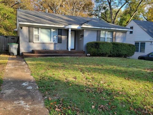 Simple 3 bedroom U of Memphis area home in Memphis, USA