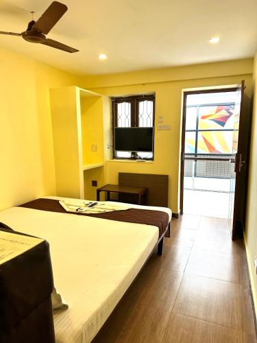 Small Double Room image 2