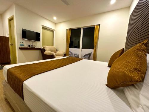 Double Room with Lake View image 5
