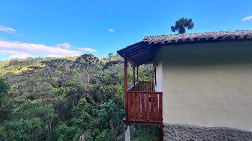 Casa Sol Brilhante - natureza e riacho na varanda