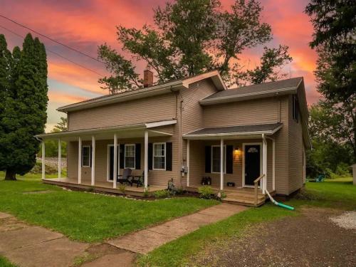 Ohio Wine Country Home, sleeps 8 in Geneva, USA