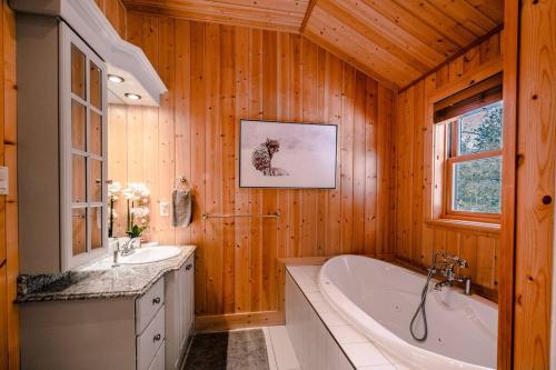 Chalet Silver Fox SPA at Fiddler's Lake