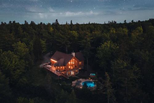 Chalet White Wolf SPA at Fiddler's Lake in Mille-Isles (QC)