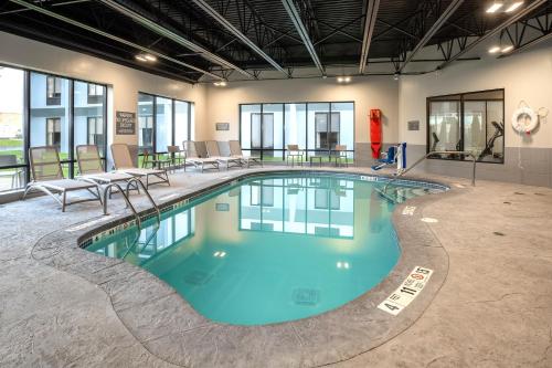 Swimming pool, Comfort Inn & Suites Buffalo Airport in Buffalo (NY)