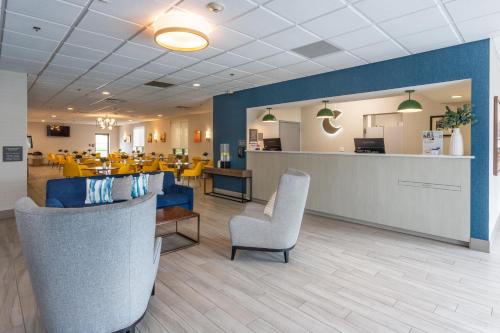 Lobby, Comfort Inn & Suites Buffalo Airport in Buffalo (NY)
