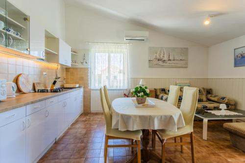 One-Bedroom Apartment with Terrace and Sea View image 5