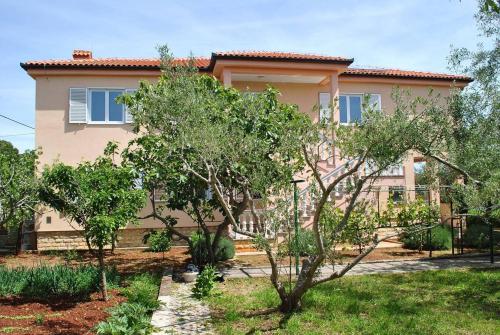  Seaside apartments with a swimming pool Ugljan - 829 in Ugljan