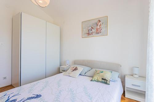 One-Bedroom Apartment with Terrace and Sea View image 8