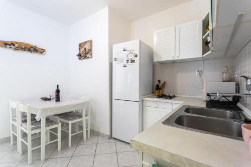 One-Bedroom Apartment with Terrace and Sea View image 4