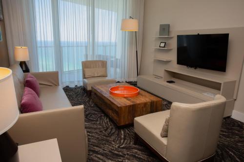 Luxury Beachfront Apartment in Hyde Resort in Hollywood, USA