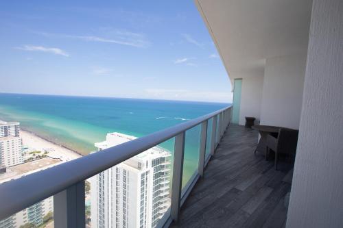 Luxury Beachfront Apartment in Hyde Resort in Hollywood, USA